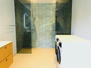 Bathroom sa aday - 4 Bedroom - Modern Living Apartment - Aalborg