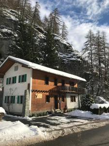 uma casa com neve no lado de uma montanha em Chalet 12 Cerfs em Evolène