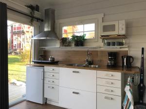 A kitchen or kitchenette at Lottas stuga