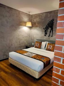 una camera da letto con un letto dipinto con una zebra sul muro di 9 Square Hotel - Subang a Subang Jaya