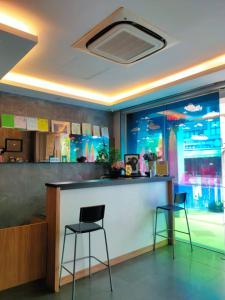 un bar in un ristorante con due sedie e un bancone di 9 Square Hotel - Subang a Subang Jaya