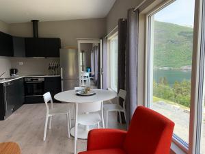 ครัวหรือมุมครัวของ Olden Fjord Apartments