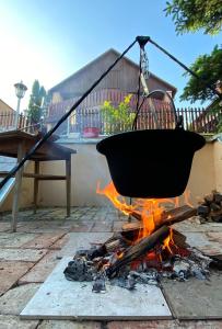 Ein für Gäste verfügbarer Grill im Ferienhaus