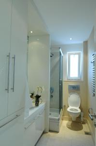 bagno bianco con servizi igienici e doccia di Cheya Taksim BNB Gumussuyu Istanbul City Center Comfort Residence a Istanbul