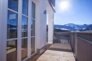 un balcón de una casa con vistas a las montañas en Haus "Bergblick" Ferienwohnung Hochgrat Oberstaufen mit 2 Schlafzimmer en Oberstaufen