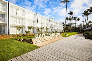 un gran edificio con un cartel delante en Daydream Island Resort en Daydream Island