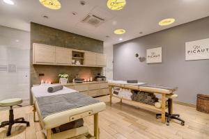 Kuchyňa alebo kuchynka v ubytovaní Hanza Pałac Wellness & SPA