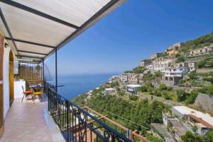 einen Balkon mit Meerblick in der Unterkunft Casa Scirocco in Positano