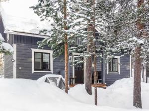 uma casa azul na neve com árvores em Holiday Home Hoviranta by Interhome em Veskoniemi