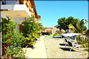 una casa con spiaggia con tavolo e ombrellone di El Gran Velero a Los Órganos