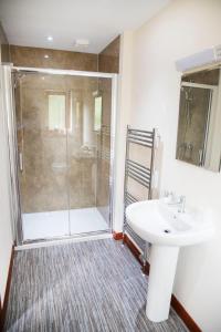 A bathroom at Ardennan House Hotel