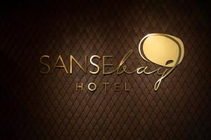 En logo, et sertifikat eller et firmaskilt på Hotel SANSEbay