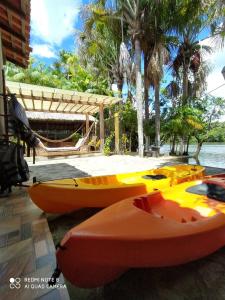 un grupo de kayaks estacionados junto al agua en Chalé Marinas, en Barreirinhas