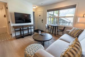 Een TV en/of entertainmentcenter bij Basecamp Suites Canmore
