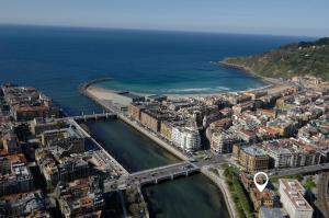 uma vista aérea de uma cidade e do oceano em Abba San Sebastián Hotel em San Sebastián