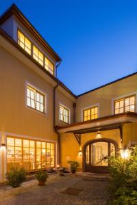 an exterior view of a large house at night at Hotel Zum Schwarzen Bären in Emmersdorf an der Donau