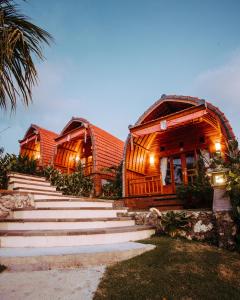 um conjunto de escadas que levam a uma casa de madeira em Druwa Bali em Uluwatu