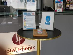 Ett certifikat, pris eller annat dokument som visas upp på Hotel Phenix