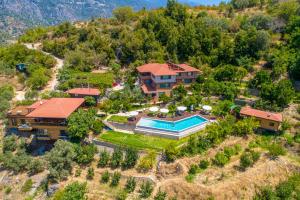 una vista aérea de una casa con piscina en Avena Mountain Boutique Hotel - Adults Only, en Antalya