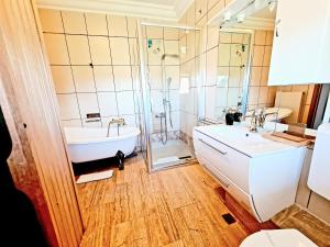 een badkamer met een bad, een douche en een wastafel bij Hotel Elisabeta in Alba Iulia