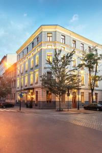 ein großes weißes Gebäude in einer Stadtstraße in der Unterkunft Hotel Wawel Queen in Krakau