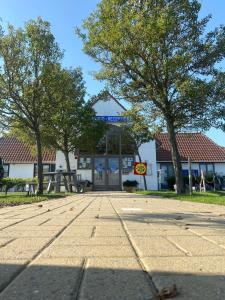 un edificio con árboles frente a una calle en Zeepark Zeewind en Bredene