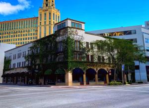 - un bâtiment avec du lierre sur une rue de la ville dans l'établissement Hotel St. Michel, à Miami