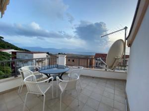 d'une terrasse avec une table et des chaises sur un balcon. dans l'établissement Apartments Grozdana, à Gradac