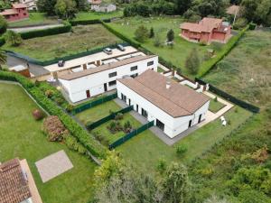 een luchtzicht op een groot wit huis met een tuin bij Casas adosadas julieta in Ribadesella