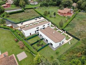 een uitzicht op een groot wit huis bij Casas adosadas julieta in Ribadesella