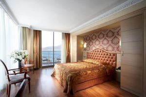 um quarto com uma cama e uma grande janela em Emre Beach & Emre Hotel em Marmaris