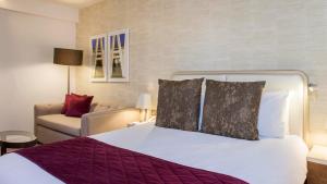 Ліжко або ліжка в номері Crowne Plaza London Kings Cross, an IHG Hotel