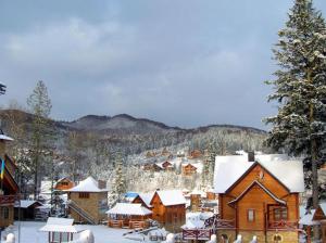 un villaggio innevato con case e alberi di Норіс a Myhove