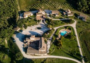 uma vista aérea de uma casa com piscina em Valle Rosa em Spoleto