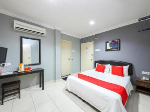 - une chambre avec un grand lit et des oreillers rouges dans l'établissement Puteri Ampang Hotel, à Ampang