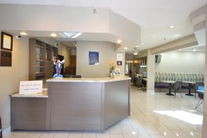 Лобби или стойка регистрации в Days Inn & Suites by Wyndham Airport Albuquerque