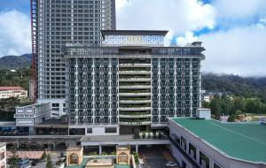 un gran edificio con un letrero de oro. en GEO RESORT & HOTEL en Genting Highlands