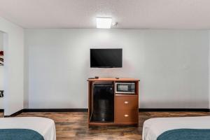 Televisi dan/atau pusat hiburan di Motel 6-Tupelo, MS - Downtown