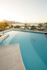 uma piscina com o oceano ao fundo em Blue Tree Towers Fortaleza Beira Mar em Fortaleza