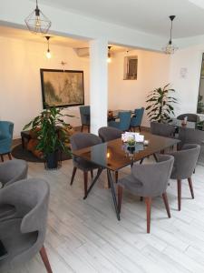 - une salle à manger avec une table et des chaises dans l'établissement Hotel Admiral Vinkovci, à Vinkovci