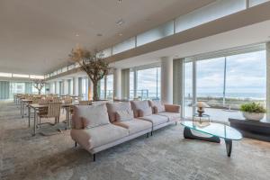 A seating area at Hotel de Baak Seaside