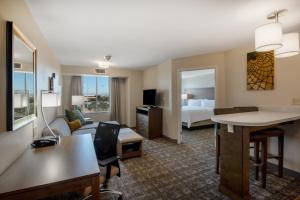 En TV eller et underholdningssystem på Staybridge Suites - Scottsdale - Talking Stick, an IHG Hotel