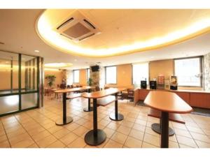 un hall avec des tables et des chaises dans un bâtiment dans l'établissement R&B Hotel Shin Yokohama Ekimae - Vacation STAY 14694v, à Yokohama