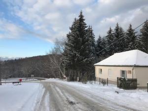 21 és fél Fenyő Vendégház im Winter