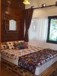 Posteľ alebo postele v izbe v ubytovaní OMAH LUMUT Malang, Best Family Villa 3 Bedrooms Free Pool Kolam Renang