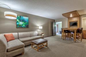 sala de estar con sofá y mesa en Hyatt Place Minneapolis/Downtown en Minneápolis