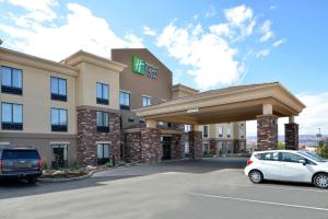 um hotel com um carro estacionado num parque de estacionamento em Holiday Inn Express & Suites Page - Lake Powell Area, an IHG Hotel em Page