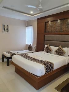 Tempat tidur dalam kamar di The Hydel Park - Business Class Hotel - Near Central Railway Station