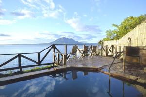 una piscina con vista sulle montagne di Marukoma Onsen Ryokan a Chitose