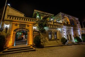 einen Eingang zu einem Gebäude in der Nacht in der Unterkunft Stone House Cave Hotel in Goreme